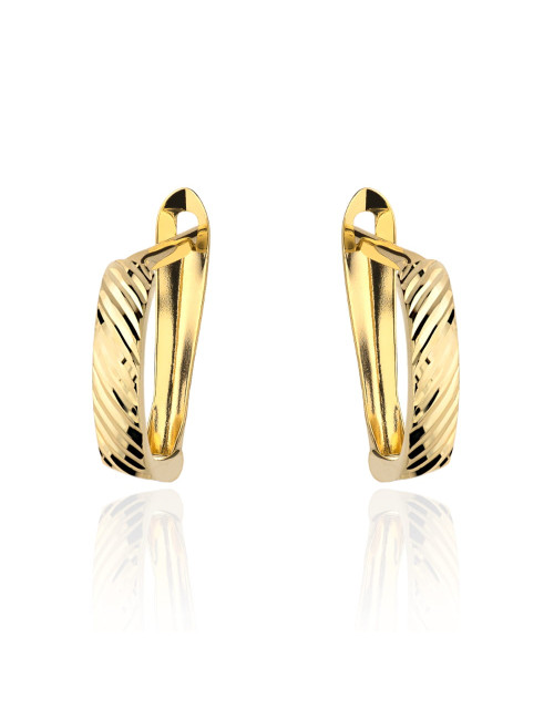 Kolczyki złote smukłe zdobione diamentowaniem na angielskim zapięciu (Gramatura: 0.80)